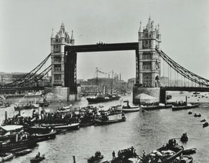 Statki przepływają pod Tower Bridge, 1894 autorstwa English Photographer
