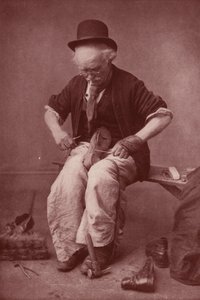 Szewc przy pracy (zdjęcie czarno-białe) autorstwa English Photographer