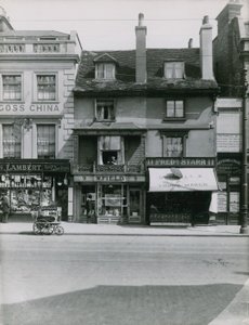 Witryny sklepowe na Putney High Street autorstwa English Photographer