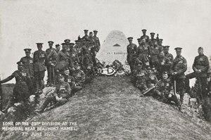 Część 29. Dywizji pod pomnikiem niedaleko Beaumont Hamel, 7 czerwca 1925 r. autorstwa English Photographer