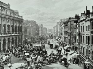 Somerset House, Strand, Westminster LB: patrząc na zachód od Saint Mary-le-Strand, 1895 autorstwa English Photographer