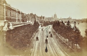 Somerset House, Victoria Embankment, Westminster LB: patrząc na północ od mostu Waterloo, 1895 autorstwa English Photographer