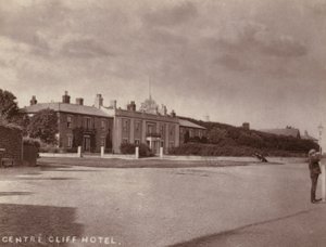Southwold: Centre Cliff Hotel (zdjęcie czarno-białe) autorstwa English Photographer