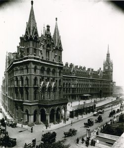 Dworzec kolejowy St. Pancras; fotografia z kwietnia 1899 autorstwa English Photographer