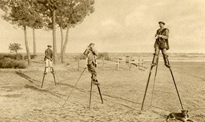 Szczudła (zdjęcie czarno-białe) autorstwa English Photographer