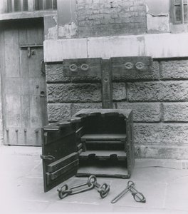 Dyby i kajdany na wystawie w więzieniu Newgate autorstwa English Photographer