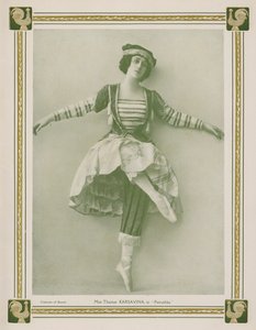 Tamara Karsavina, rosyjska primabalerina, w baletowej rosyjskiej produkcji baletu Pietruszka Igora Strawińskiego (zdjęcie czarno-białe) autorstwa English Photographer