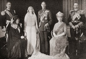 Brytyjska rodzina królewska na ślubie księcia i księżnej Yorku, 1923, z The Story of Twenty Five Years, opublikowanej 1935 autorstwa English Photographer