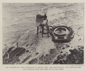 Budowa nowej latarni morskiej w Beachy Head, kolej linowa do transportu ludzi i materiałów ze szczytu klifu do zakładu autorstwa English Photographer