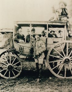 Dyliżans Deadwood w Londynie - Buffalo Bill stoi, John Nelson w pudle autorstwa English Photographer