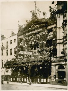 Empire Theatre, Leicester Square, Londyn, udekorowany na Diamentowy Jubileusz Królowej Wiktorii, czerwiec 1897 autorstwa English Photographer