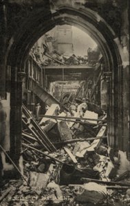 Houses of Parliament, Londyn, ukazujące uszkodzenia bomb podczas II wojny światowej (zdjęcie czarno-białe) autorstwa English Photographer