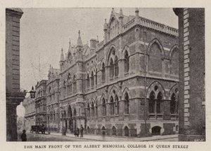 Główny front Albert Memorial College przy Queen Street autorstwa English Photographer