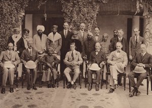 Książę i maharadża Kumar w rezydencji w Udaipur (zdjęcie czarno-białe) autorstwa English Photographer