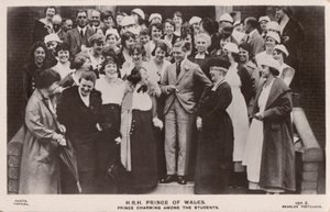 Książę Walii (późniejszy król Edward VIII), z grupą studentek (zdjęcie czarno-białe) autorstwa English Photographer