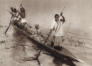 Książę Walii w czółnie na rzece Zambezi (zdjęcie czarno-białe) autorstwa English Photographer