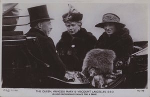 Królowa, księżniczka Mary i wicehrabia Lascelles, DSO (zdjęcie czarno-białe) autorstwa English Photographer