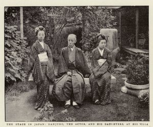 Scena w Japonii, Danjuro, aktor i jego córki w jego willi autorstwa English Photographer