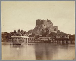 Fort czołgowo-skalny w Trichinopoly autorstwa English Photographer