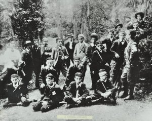 Pierwsza podróż szkolna London School Board. Dzieci z Bell Road Higher Grade School, Peckham odwiedzają kopalnię w Forest of Dean, 1896 autorstwa English Photographer