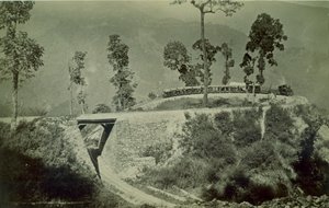Pętla w Agony Point w Tindharia na kolejce Himalajów Darjeeling, lata 80. XIX wieku (druk albumowy) autorstwa English Photographer