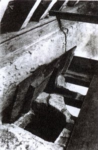 Kapłani chowają dziurę w klatce schodowej w Sawston Hall zaprojektowanej i wykonanej przez jezuickiego męczennika i świętego Mikołaja Owena, ok. 1935 autorstwa English Photographer