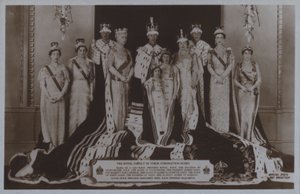 Rodzina królewska w szatach koronacyjnych (zdjęcie czarno-białe) autorstwa English Photographer