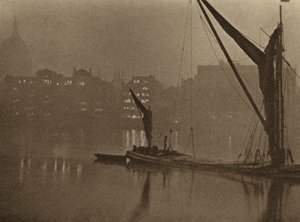 Cienie nocy powoli zapadają nad londyńską rzeką (zdjęcie czarno-białe) autorstwa English Photographer