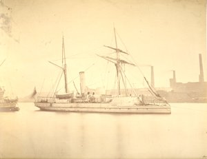 Prawa burta kanonierki „Delta” zacumowanej na rzece Tyne, ok. 1876 r. autorstwa English Photographer