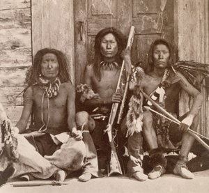 Trzech Indian Braves, sfotografowanych przez Royal Engineers na czterdziestym dziewiątym równoleżniku (zdjęcie w sepii) autorstwa English Photographer