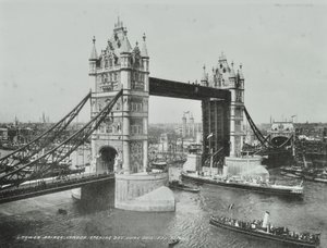 Tower Bridge w dniu otwarcia, 1894 autorstwa English Photographer