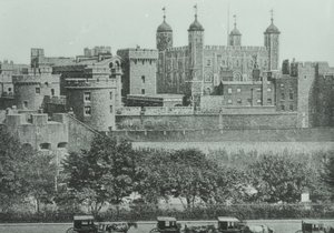 Tower Hill: widok na Tower of London, 1895 autorstwa English Photographer
