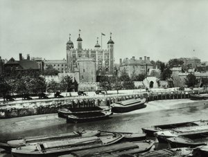 Tower of London, Tower Hill: od rzeki, 1895 autorstwa English Photographer