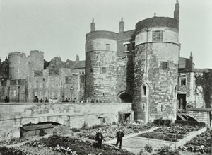 Tower of London, Tower Hill: beauchamp i Byward Towers, 1895 autorstwa English Photographer