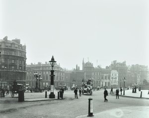 Trafalgar Square, Westminster LB: Trafalgar Square z widokiem na wschód do Charing Cross, 1896 autorstwa English Photographer