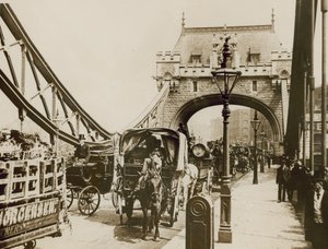 Ruch uliczny przejeżdżający przez Tower Bridge autorstwa English Photographer