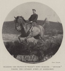 Szkolenie księcia Walii New Charger, Hussar wykonujący skoki kawalerii w Aldershot autorstwa English Photographer