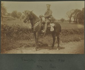 Trębacz Królewskiej Artylerii Konnej Leicestershire na obozie szkoleniowym w Diss, 1914 autorstwa English Photographer