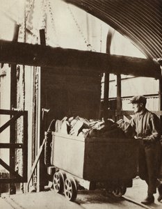 Rura z łupkami przybywająca na powierzchnię kopalni łupków naftowych w West Calder w Szkocji (zdjęcie czarno-białe) autorstwa English Photographer