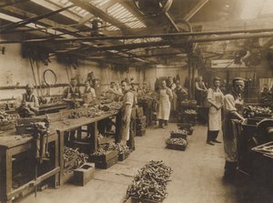Niezidentyfikowane angielskie zakłady inżynieryjne, początek XX wieku (zdjęcie czarno-białe) autorstwa English Photographer