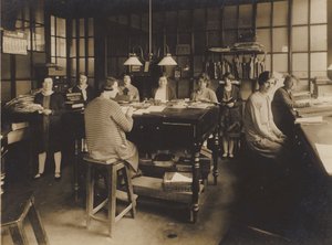Niezidentyfikowane angielskie zakłady inżynieryjne, początek XX wieku (zdjęcie czarno-białe) autorstwa English Photographer