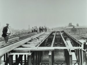 Most Vauxhall: rozbiórka, 1898 autorstwa English Photographer