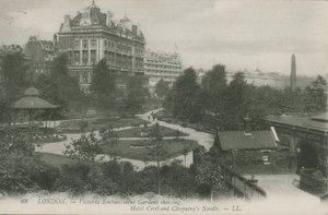 Victoria Embankment Gardens, pokazujące Hotel Cecil i Cleopatras Needle, Londyn autorstwa English Photographer