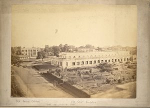Widok Old Dhaka College i Old Court Building, ok. 1875 (zdjęcie czarno-białe) autorstwa English Photographer