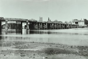 Widok na stary i nowy most Putney z przybudówką i kościołem Wszystkich Świętych w tle, 1885 autorstwa English Photographer