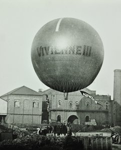 Balon Vivienne III przed Wandsworth Gas Company, 1898 autorstwa English Photographer