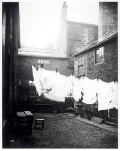 Linia prania w Eagle and Child Yard, Hunslet, Leeds, 13 maja 1896 r. autorstwa English Photographer