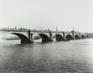 Most Waterloo: widok z północnego brzegu, 1895 autorstwa English Photographer
