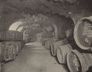 Krypty na wino (zdjęcie czarno-białe) autorstwa English Photographer