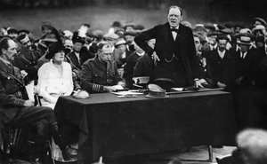 Winston Churchill podczas przemówienia w Enfield, Anglia autorstwa English Photographer
